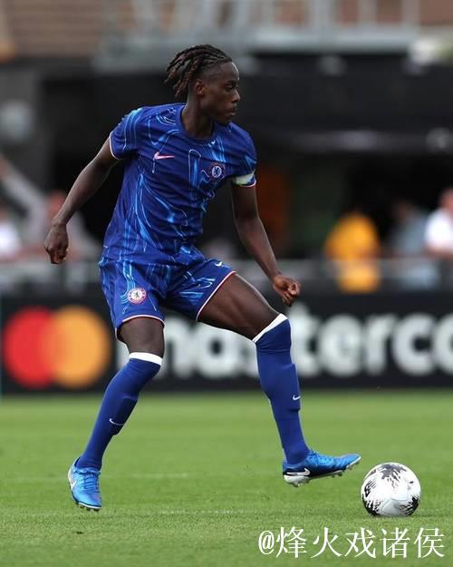 世俱杯梦想!查洛巴晒球场内躺卧照:盼望喜乐,坚韧前行 世俱杯梦想!查洛巴晒球场内躺卧照:盼望喜乐,坚韧前行